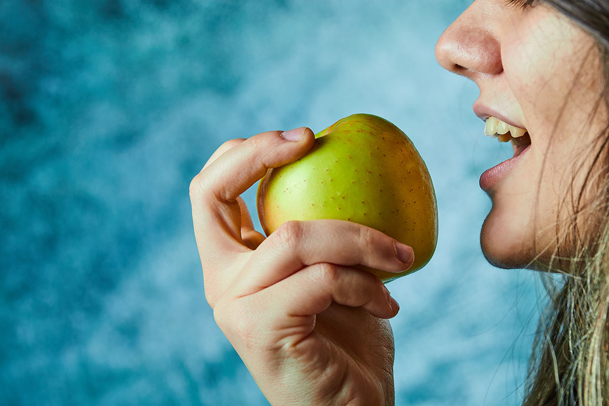 Who is eating an apple. Кусает яблоко. Женщина ест яблоко. Девушка кусает яблоко. Девушка кусает яблоко картинки.